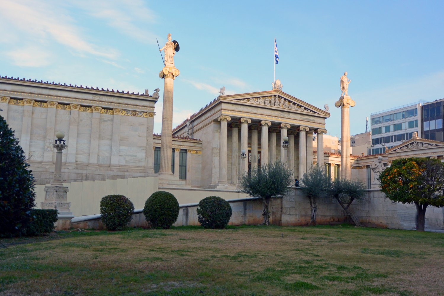 Η είσοδος του κτηρίου της Ακαδημίας Αθηνών, Αττική